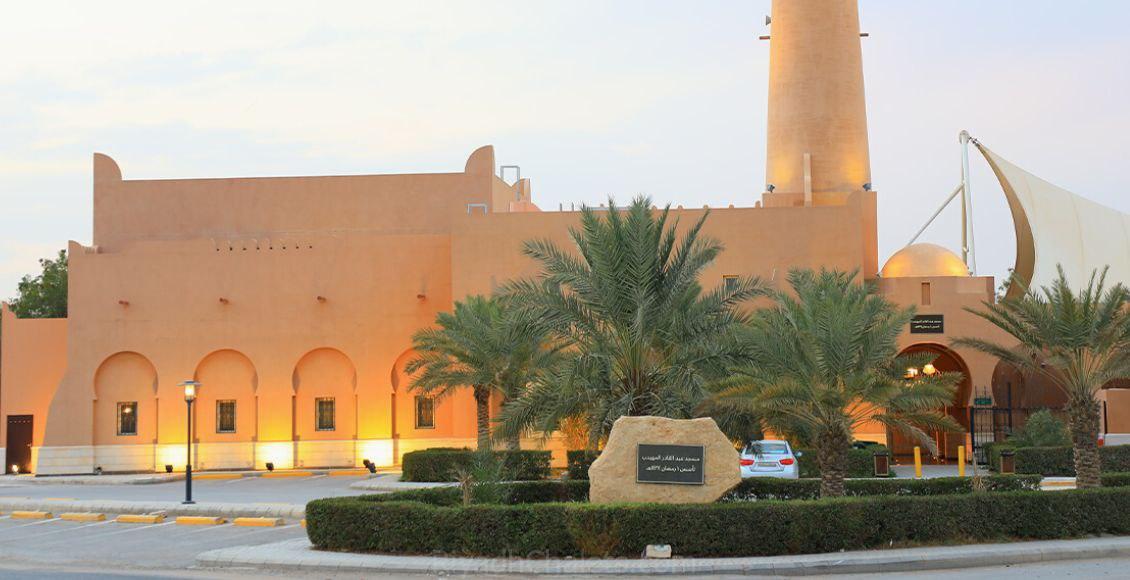 صورة مبنى فخم أمامه أشجار في حي الرمال الرياض